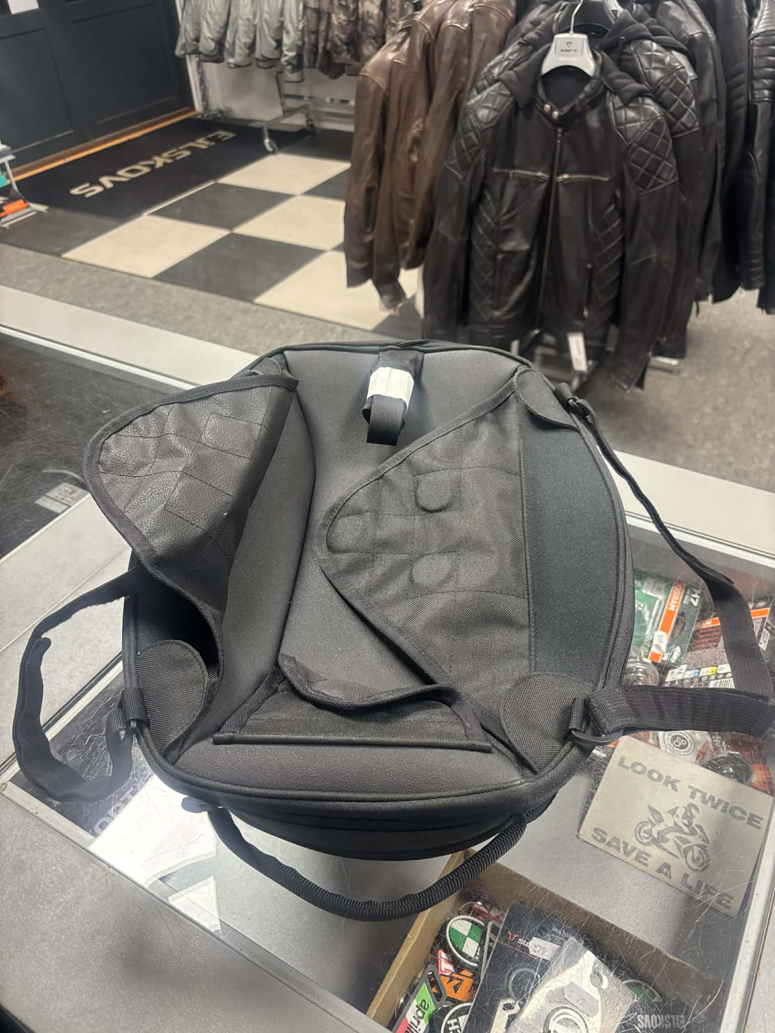 Axio Tanktaske 16L Magnet Blå/Sort